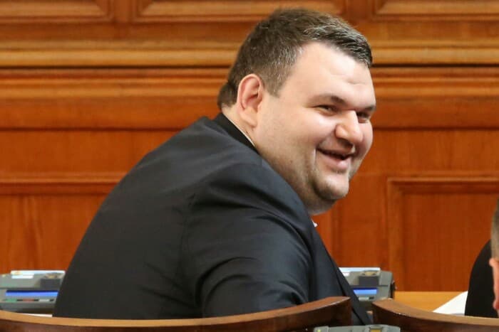 Снимка към „Пеевски обвърза оставката си с доказателства за 36 фактури за полети“