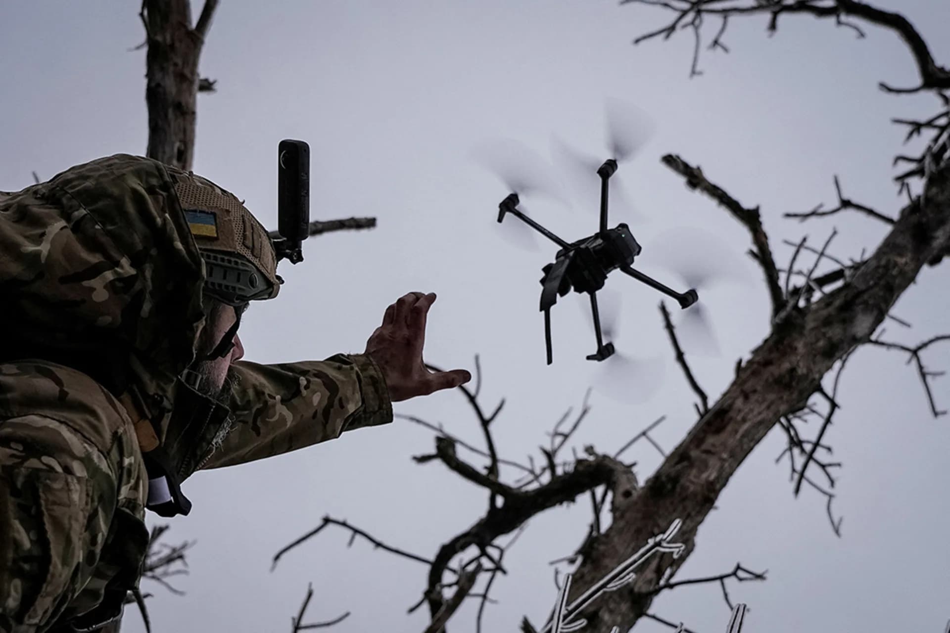 Снимка към „Удари с дронове засегнаха петролни обекти в Русия и мостове в Киев“
