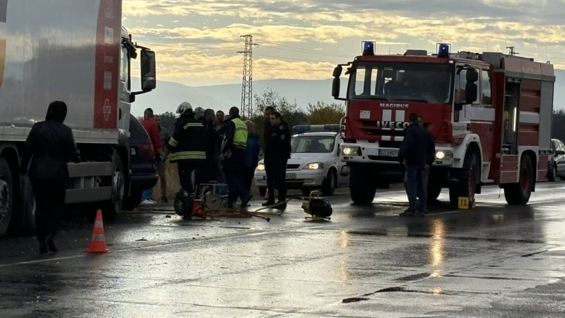 Снимка към „Автомобил падна от автовоз и доведе до катастрофа по Подбалканския път“