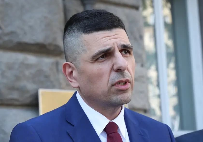 Снимка към „Съмнения за саботаж край София: Мирчев съобщи за 11 подпалени антени на Starlink“