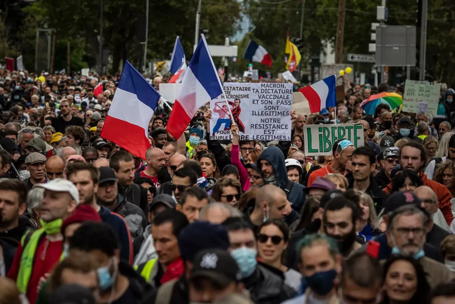 Снимка към „Отслабването на социалната държава свързва протестите в Европа, твърди Михаил Кръстев“