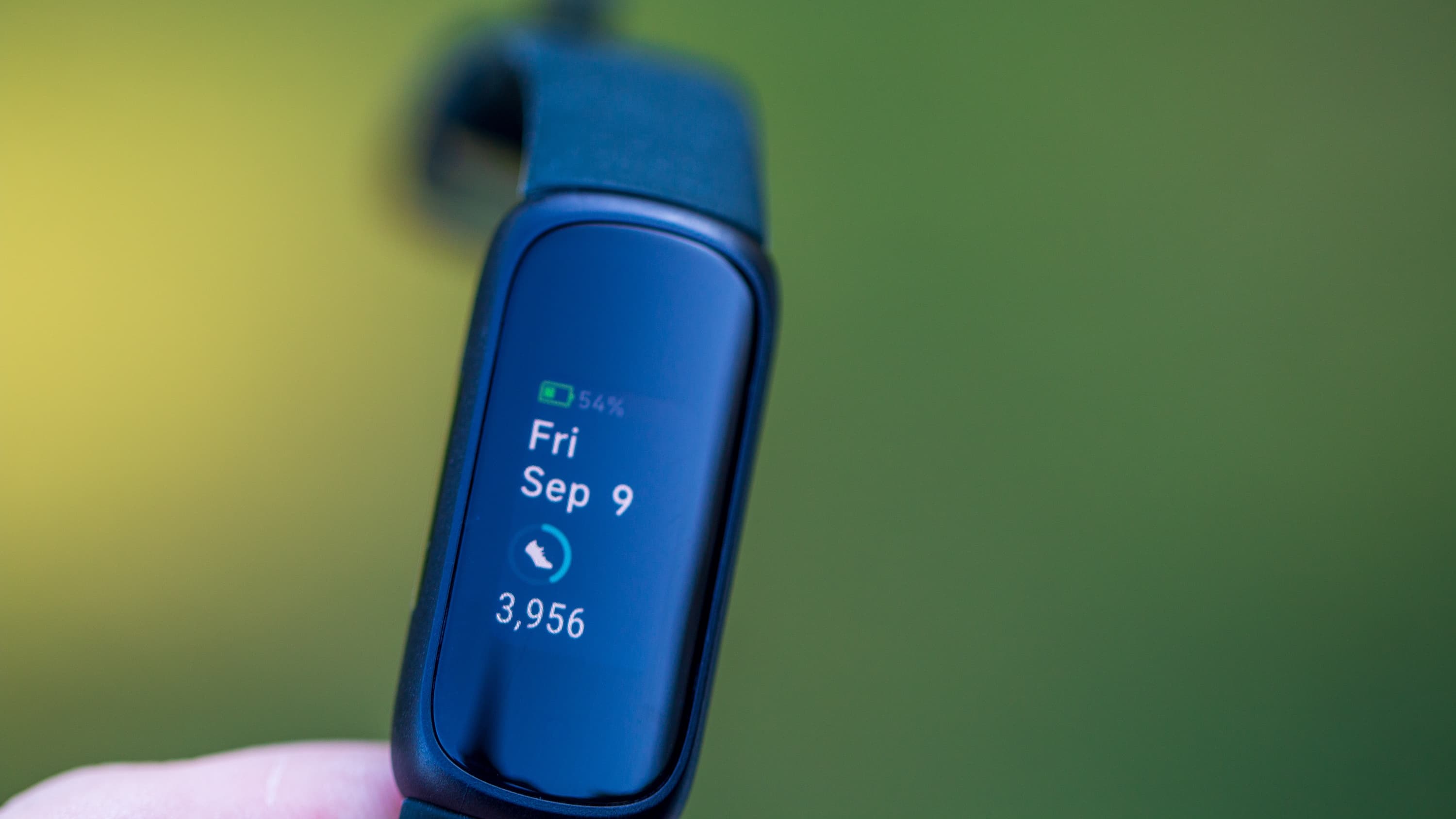 Снимка към „Google представи Fitbit Edge със сменяема батерия и разширени здравни функции“
