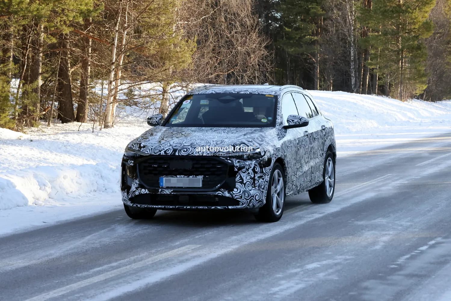 Снимка към „Бъдещият Porsche Macan се появи като тестово муле с необичаен камуфлаж“