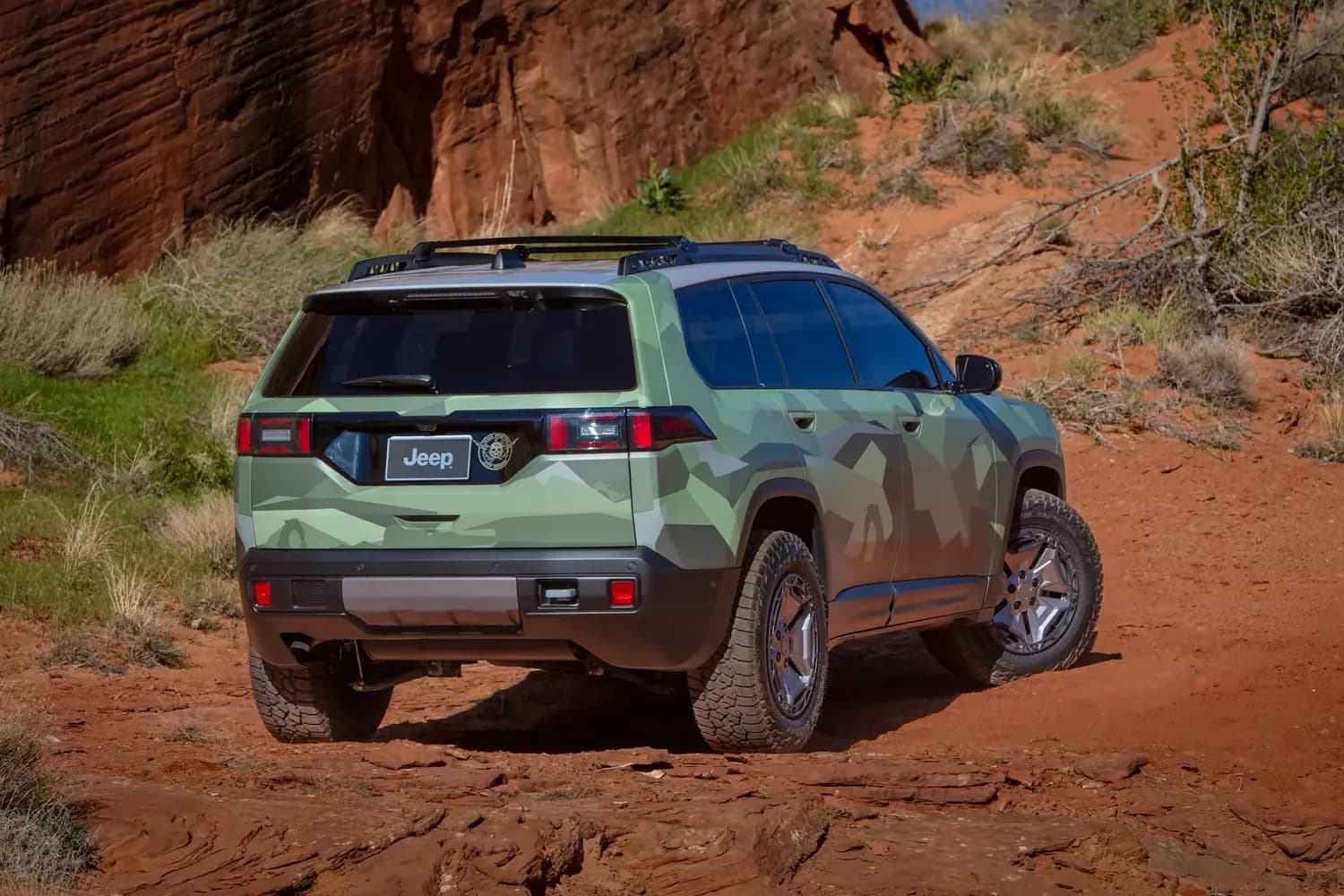 Снимка към „Cherokee Trailhawk 2027 комбинира бавни предавки и блокаж на задния мост“