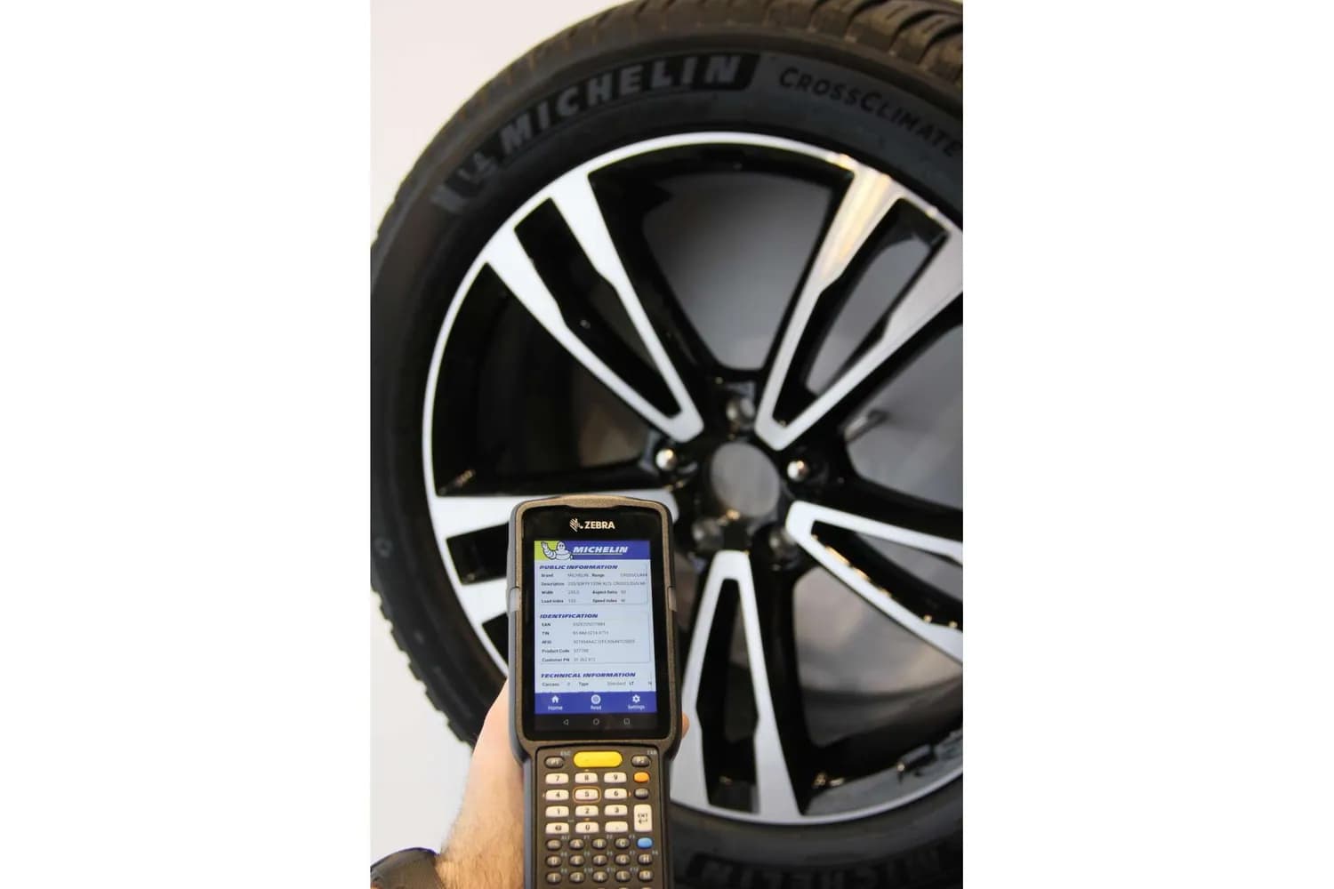 Снимка към „Гумите Michelin вече имат собствена цифрова самоличност чрез RFID чипове“