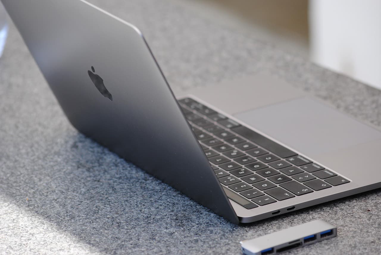 Снимка към „Работата с MacBook по време на зареждане обикновено не вреди на батерията“