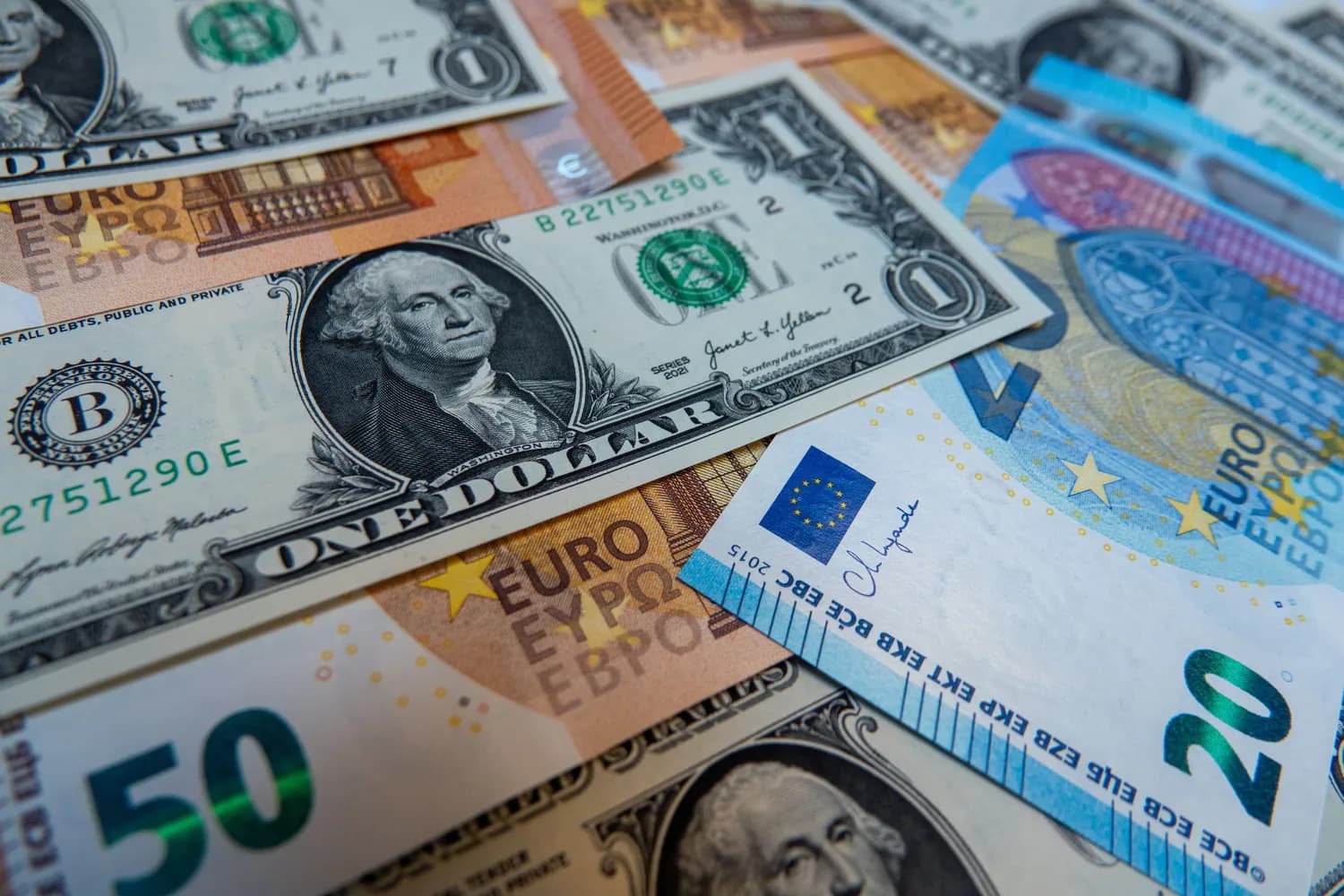 Снимка към „Еврото се търгува за 1,1222 долара на 21 октомври“