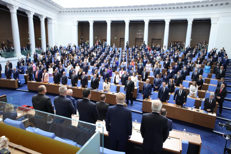 Снимка към „Изложба на три поколения акварелисти беше открита в Народното събрание“