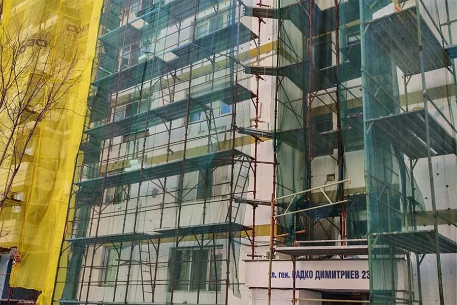 Снимка към „Жители на блок в Ловеч търпят течове при незавършено саниране“