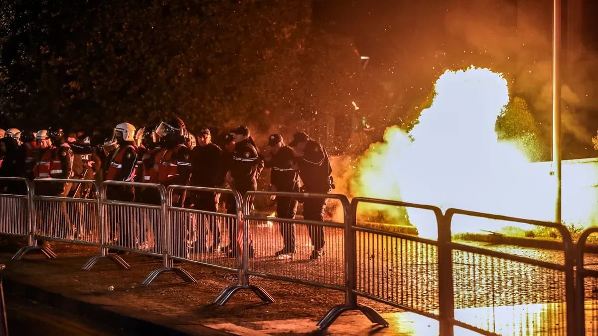 Снимка към „Студентски протест в Тирана прерасна в сблъсъци и пожари“