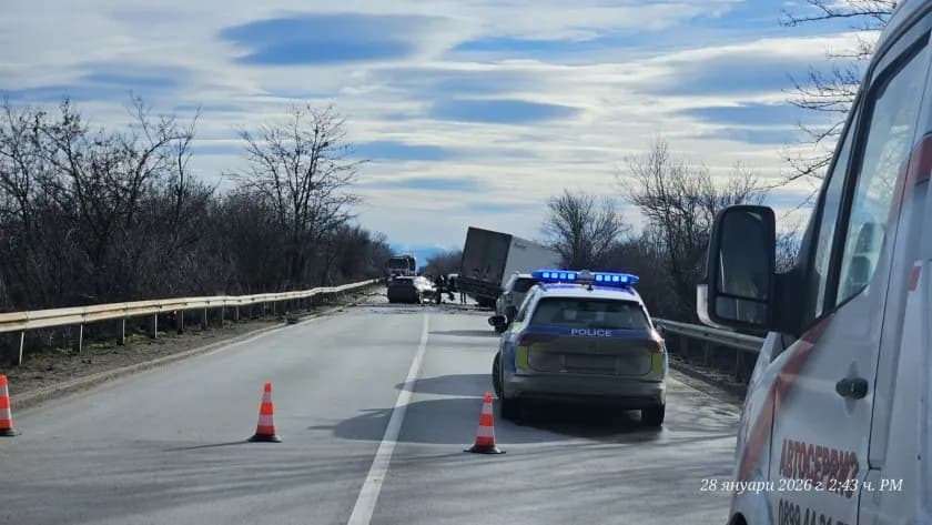 Снимка към „Фатален сблъсък между лек и товарен автомобил край Луковит“