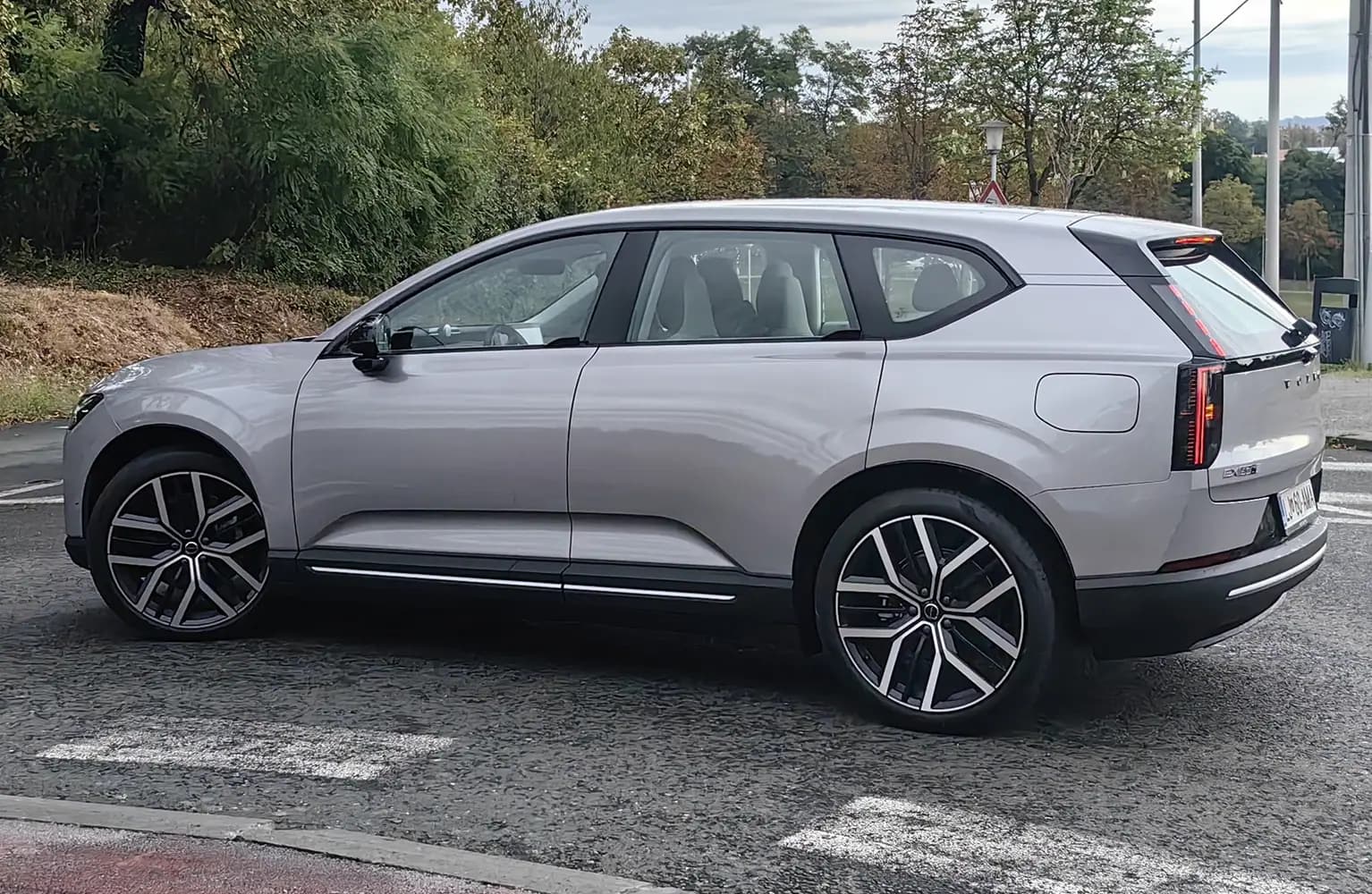 Снимка към „Volvo забавя доставките на електрическия EX60 в САЩ“