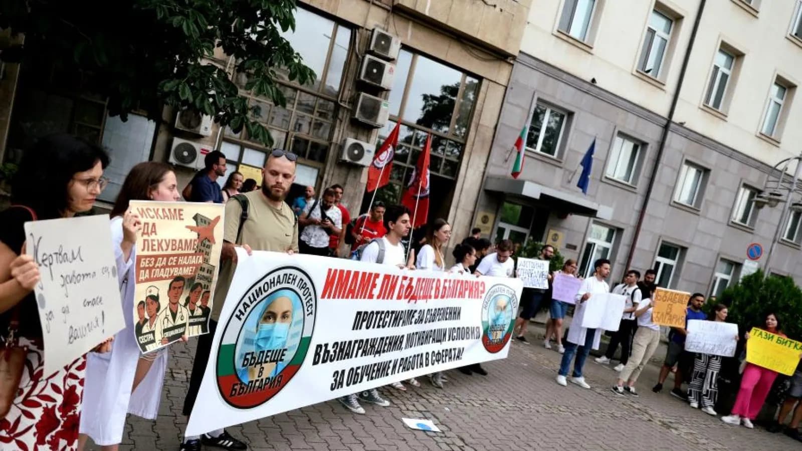 Снимка към „Протести в София: млади лекари и активисти излизат на 20 октомври“
