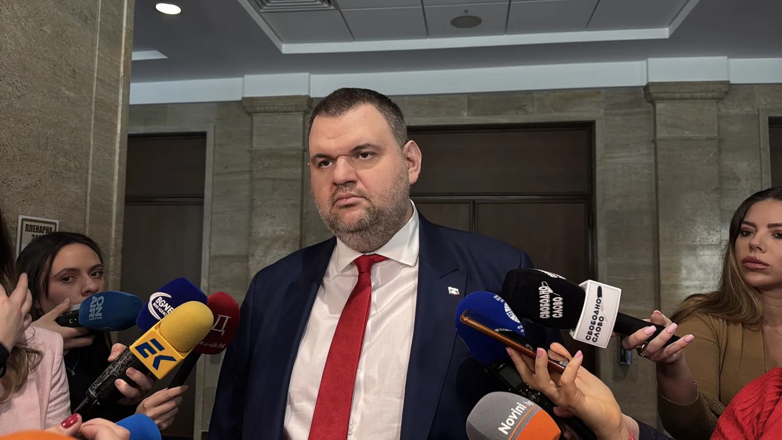 Снимка към „Пеевски обвини Радев, че разпорежда полицейски акции“