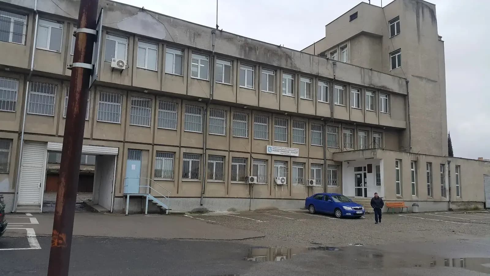 Снимка към „Активисти на ДПС в очакване на кмета Ерол Мюмюн пред полицията в Кърджали“