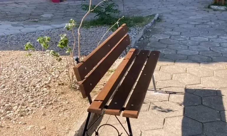 Снимка към „„Агрион“ дари 30 пейки на малки населени места в страната“