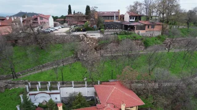 Снимка към „Срутване блокира пътеката към Небет тепе“
