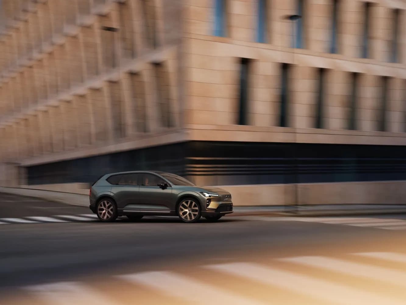 Снимка към „Volvo EX60 надминава пробега си в реален тест на Edmunds“