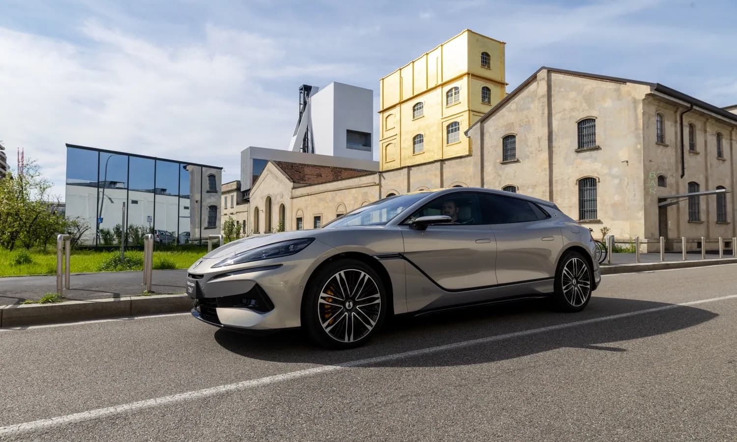Снимка към „Denza Z9 GT: Голямо обновяване за Европа през 2027“