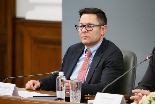 Снимка към „Пулев: Няма непосредствен риск за доставките на петрол за България“